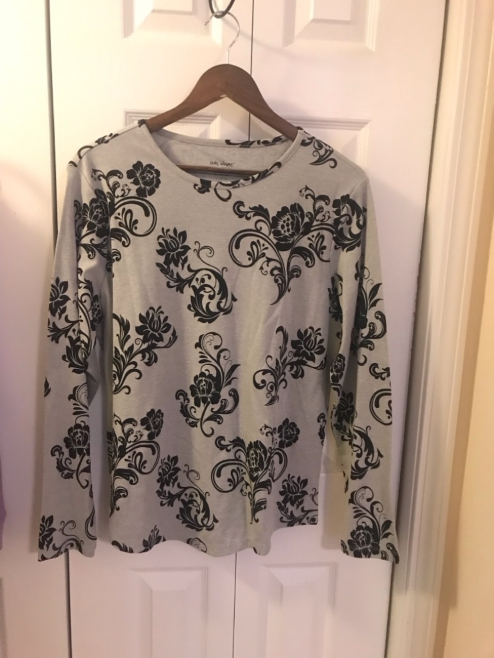Floral Scroll Long Sleeve Tee - Gray/Black